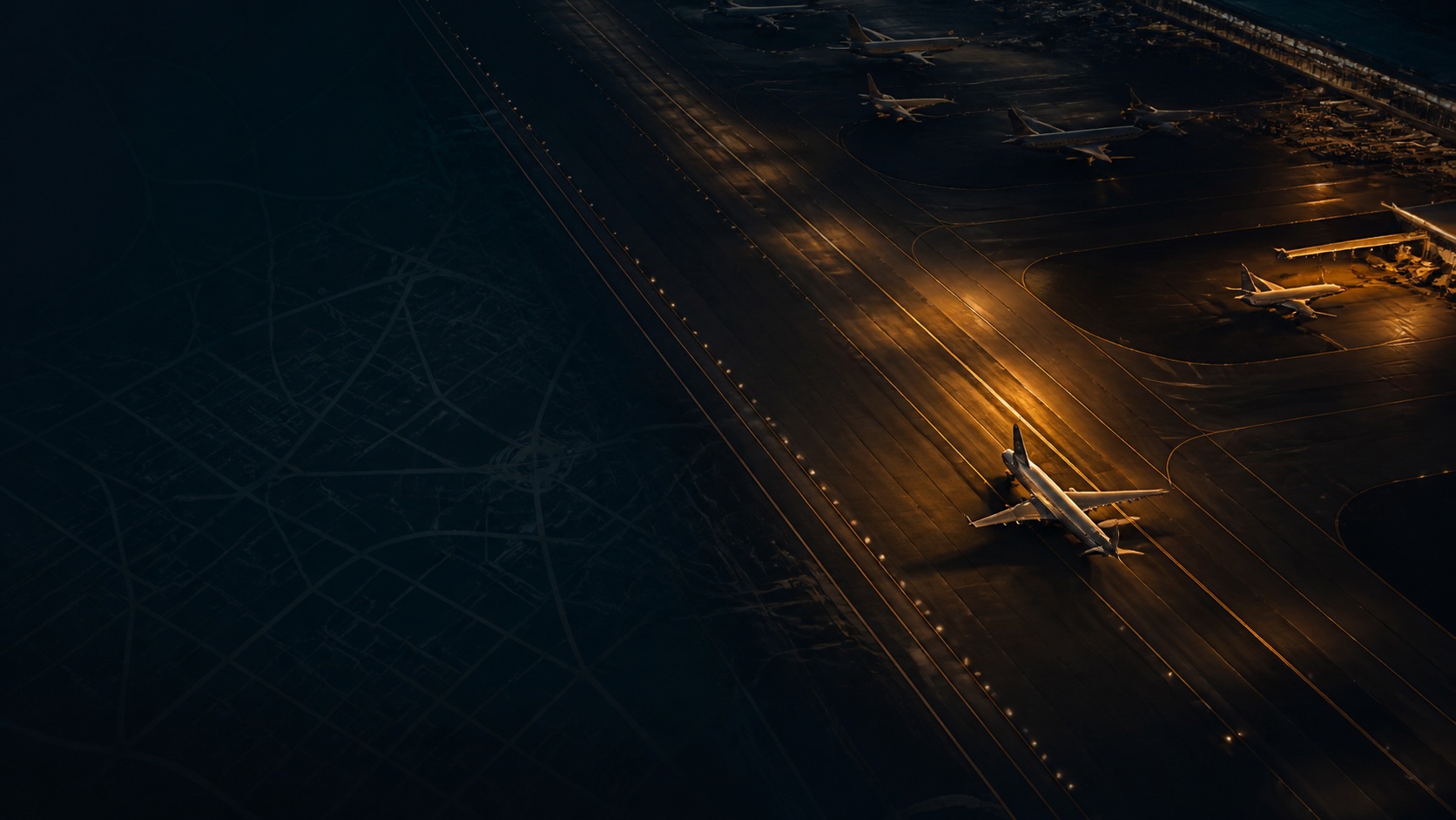 夜间机场跑道与航空器的运营氛围画面